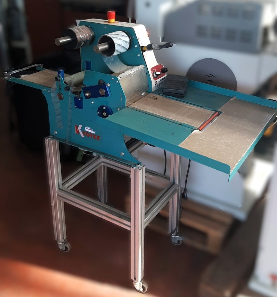 macchina-per-adesivizzazione-soletti-di-pulizia-kyotex-kyo100-1